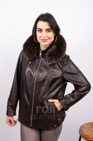 АРТИКУЛ: VK- M 556 | ЦВЯТ: Кафяв Представяме Ви кожено яке в най-актуалният цвят- шоколадово кафяв. Моделът е изработен от висококачествена агнешка напа. Качулката е подвижна и обкантена с мек и пухкав косъм от лисица. Якето има съвременна кройка, акцентни  метални капси и цип в златисто допълват шикозната визия. Впредната част капсите са отваряеми, което е удобство при сядане. Има скрит ластичен шнур със стопери, който обира задната част на якето превръщайки го в модерен бомбър. Якето е изработено от цели кожи, не е рязано в талията , и е много удобно и комфортно. Заложете на качество и стил.