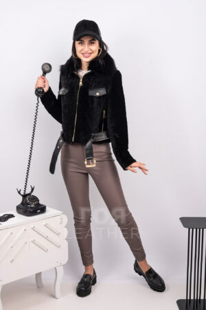 АРТИКУЛ: VK- 631 | ЦВЯТ: Черен На Вашето внимание предлагаме този модерен къс кожух от мутон. Моделът е декориран с богата и пухкава яка от лисица, която е подвижна. Използвани са метални ципове в златисто,  допълващи шикозната визия на модела. Коланът, декоративните капаци отпред са изработени от агнешка напа. Този кожух с дължина 50-52 см. и универсален черен цвят е подходящ за всеки стил дрехи от гардероба Ви. Може да го носите по всякакъв повод, и определено ще се чувствате на гребена на модната вълна.