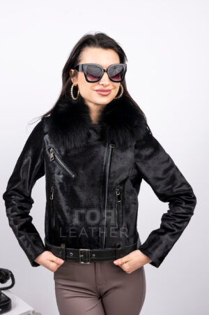 Дамско късо кожено яке от пони с лисица VK- K 124 | ЦВЯТ: Черен На Вашето внимание предлагаме това модерно късо яке от кожа на пони. Моделът е декориран с богата и пухкава яка от лисица, която е подвижна. Кройката е тип байкер с характерните за стила метални ципове, капси и катарами. Коланът и вътрешната част на реверите отпред са изработени от агнешка напа. Това яке е подходящо за всеки стил дрехи от гардероба Ви. Може да го носите по всякакъв повод, и определено ще се чувствате на гребена на модната вълна.