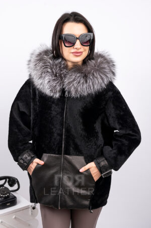 АРТИКУЛ: VK- Z 7575 | ЦВЯТ: Черен На Вашето внимание представяме модел дамски кожух от новата ни колекция. Изработен е от мек и топъл агнешки мутон, в комбинация с еластична и качествена агнешка шагрен кожа. Разкошната визия се допълва от богата гарнитура по качулката от сребърна лисица. Кожухът е с удобна и модерна кройка. Ръкавите завършват с кожен ластичен маншет , декориран с подвижен колан. Интересен акцент са четирите външни джоба, два от които са затворени с ципове. В долната част на кожуха има вграден ластик със стопери, за допълнително обиране по фигурата. За подсилване на комфорта през зимата, сме добавили леко ватиран хастар. Лек, стилен,топъл и комфортен. Това не е просто кожух, това е модна изява.