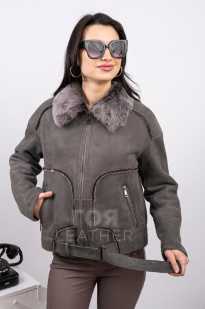 На Вашето внимание е този олекотен , къс дамски кожух. Моделът е изработен от мека агнешка тула с пясъчно покритие. Яката е класическа и е изработена от агнешка тоскана- мека и пухкава. Кожухът е спортно елегантен . В долната част има фиксиран колан, а по шевовете изнесена козина. Джобовете са защитени с ципове. Предлага се в два цвята - сиво и зелено. Серията е лимитирана. Отличен избор за студените дни. Подхожда на всякакъв тип дрехи от гардероба и различни типове обувки,от спортни до елегантни.