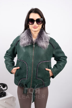 АРТИКУЛ: 1503 | ЦВЯТ: Зелен На Вашето внимание е този олекотен , къс дамски кожух. Моделът е изработен от мека агнешка тула с пясъчно покритие. Яката е класическа и е изработена от агнешка тоскана- мека и пухкава. Кожухът е спортно елегантен . В долната част има фиксиран колан, а по шевовете изнесена козина. Джобовете са защитени с ципове. Предлага се в два цвята - зелено и сиво. Серията е лимитирана. Отличен избор за студените дни. Подхожда на всякакъв тип дрехи от гардероба и различни типове обувки,от спортни до елегантни.