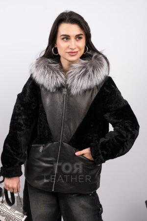 АРТИКУЛ: VK- Z 7577 | ЦВЯТ: Черен С този нов модел кожух от зимната ни колекция, определено ще се чувставате превъзходно. Модерната кройка се допълва с високото качество на кожата. Мекият и топъл агнешки мутон , шагренираната агнешка кожа и сребърната лисица по качулката , носят усещане за комфорт и уют в студените дни. Свободният силует е идеален избор за ежедневието. Акцент са циповете с дизайнерски елементи. Моделът е с леко ватиран хастар. Има два външни джоба , защитени с ципове. Това е не просто стил, удобство и визия, това е модна изява.