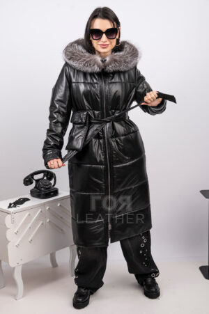 АРТИКУЛ: VK- H 400 | ЦВЯТ: Черен Дамска луксозна кожена парка от ГОЯ Leather. Нов модел издължена парка с качулка и богата гарнитура от сребърна лисица. 100% естествена кожа. Моделът се откроява със своята модерна визия и практична дължина. Ципът е двойно отваряем, с дизайнерски елементи по него. Парката е с вата позволяваща носене и в студени зимни дни. Стил и комфорт! Луксозната визия се допълва от използването на екзотична кожа от натурален питон. Акцент на парката е подвижна кожена чанта, прикрепена към колана. Тя  побира най- необходимото за всякя дама- телефон, картодържател,червило....Интересен елемент е функционален джоб на ръкава. Джобовете в предната част на якето са дискретни, но същевременно удобни.